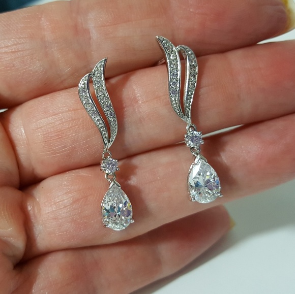 Jewelry - White Cubic Zirconia Drop Eardings